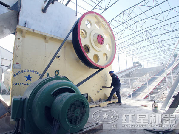 張旭在現(xiàn)場對設(shè)備進(jìn)行檢修 張旭在現(xiàn)場對設(shè)備進(jìn)行檢修